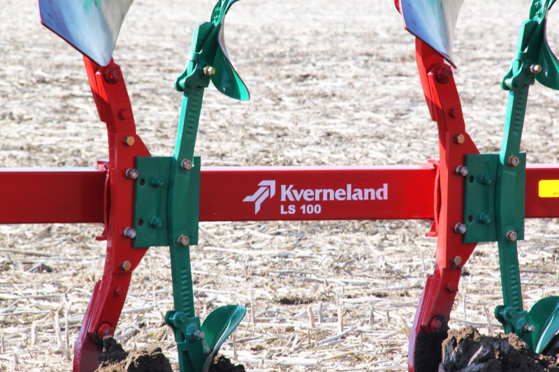 Reversible Mounted Ploughs - Kverneland ES-LS, unique steel treatment provides great life time and makes it easy in use during operation