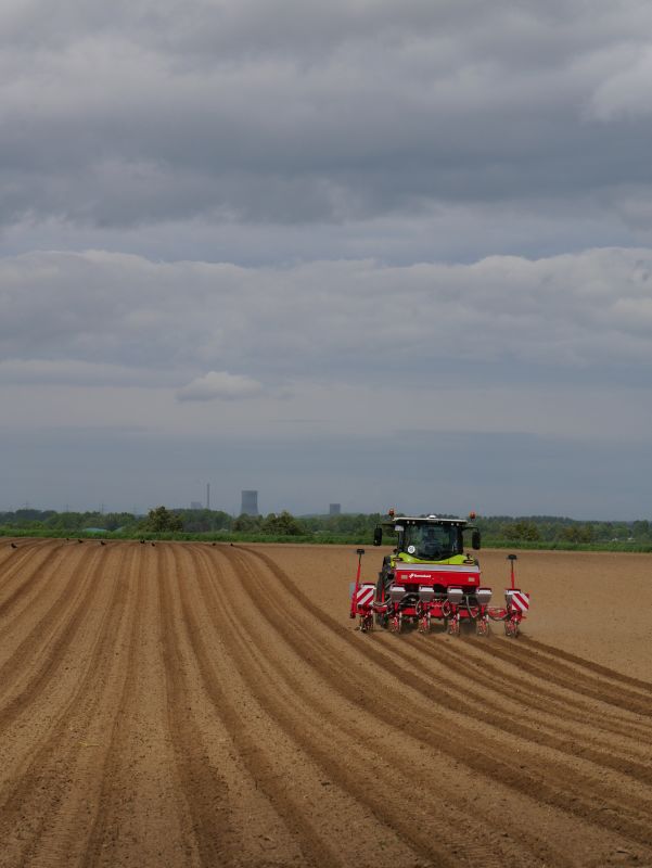 Kverneland Optima V, contains a hydraulic variable telescopic frame