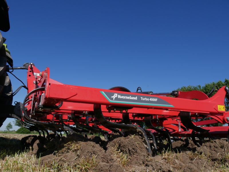 Stubble Cultivators - Kverneland Turbo powerful and efficient in use during operation