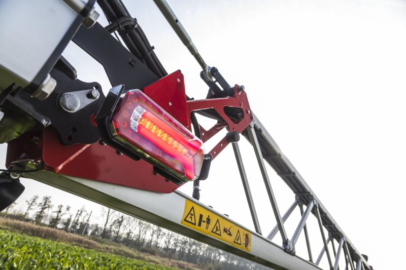 Kverneland iXtrack T3, compact sprayer, stable and precise with intelligent technology