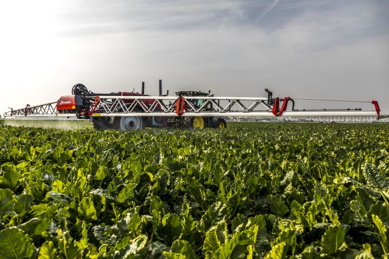 Kverneland iXtrack T3, compact sprayer, stable and precise with intelligent technology