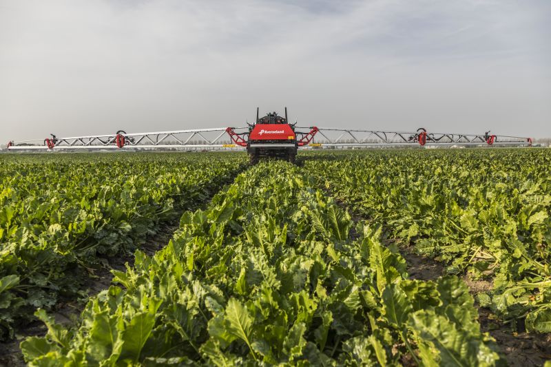 Kverneland iXtrack T3, compact sprayer, stable and precise with intelligent technology