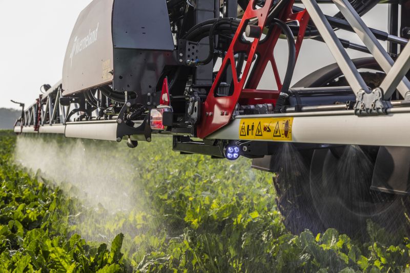Kverneland iXtrack T3, compact sprayer, stable and precise with intelligent technology