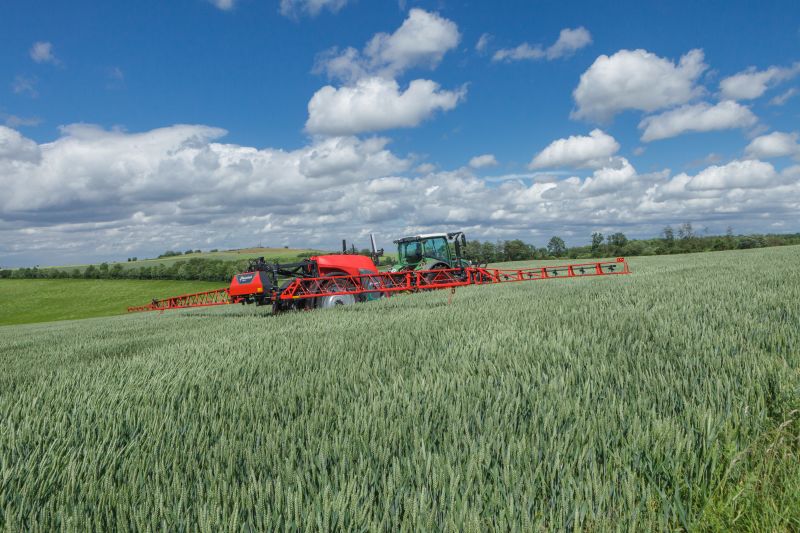 Kverneland iXtrack T3, compact sprayer, stable and precise with intelligent technology