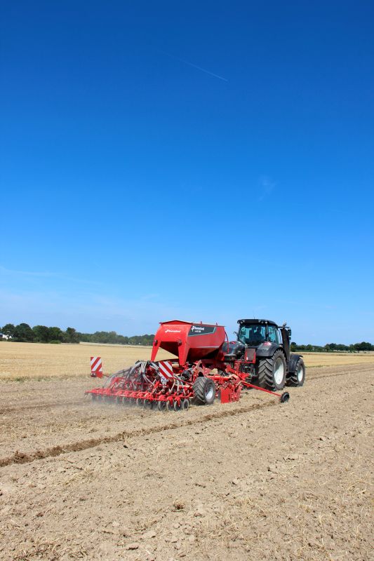 Kverneland u-drill, universal seed drill combination - seedbed preparation and levelling