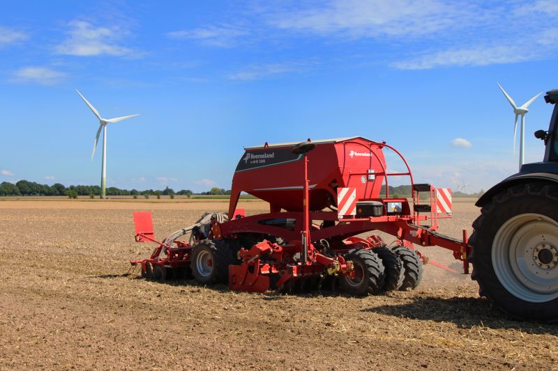 Kverneland u-drill, universal seed drill combination - seedbed preparation and levelling