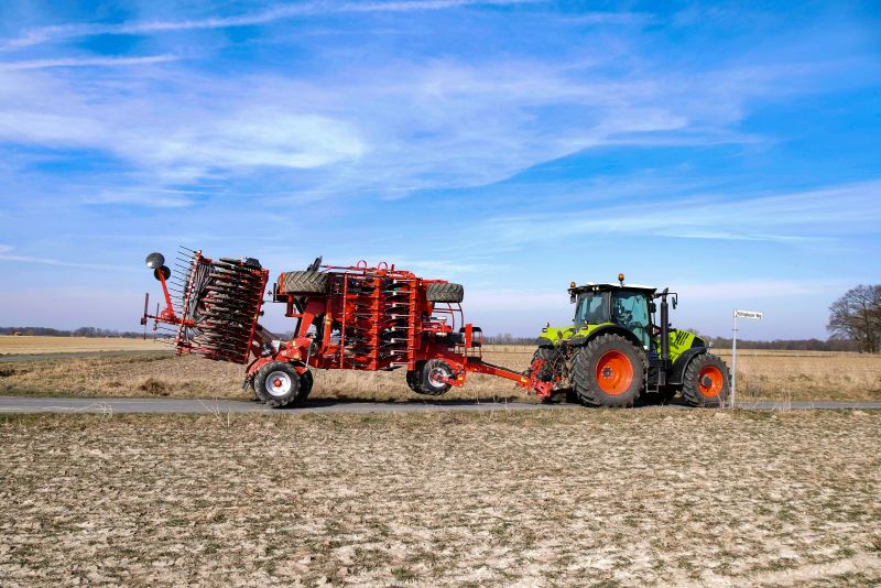 Kverneland u-drill, universal seed drill combination - seedbed preparation and levelling