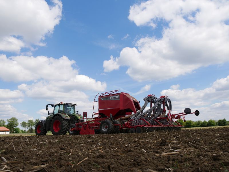 Kverneland u-drill plus, ombined grain and fertiliser version, operating at high speed