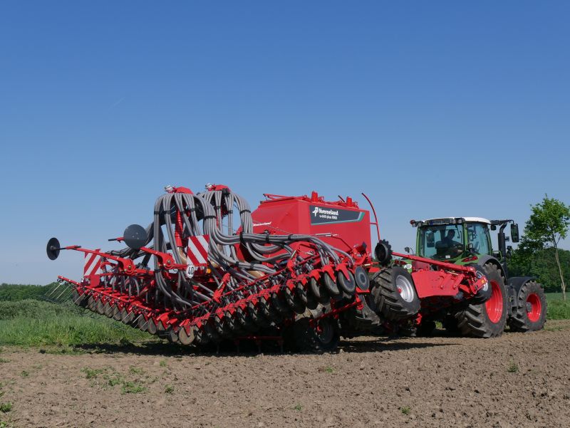 Kverneland u-drill, universal seed drill combination - seedbed preparation and levelling