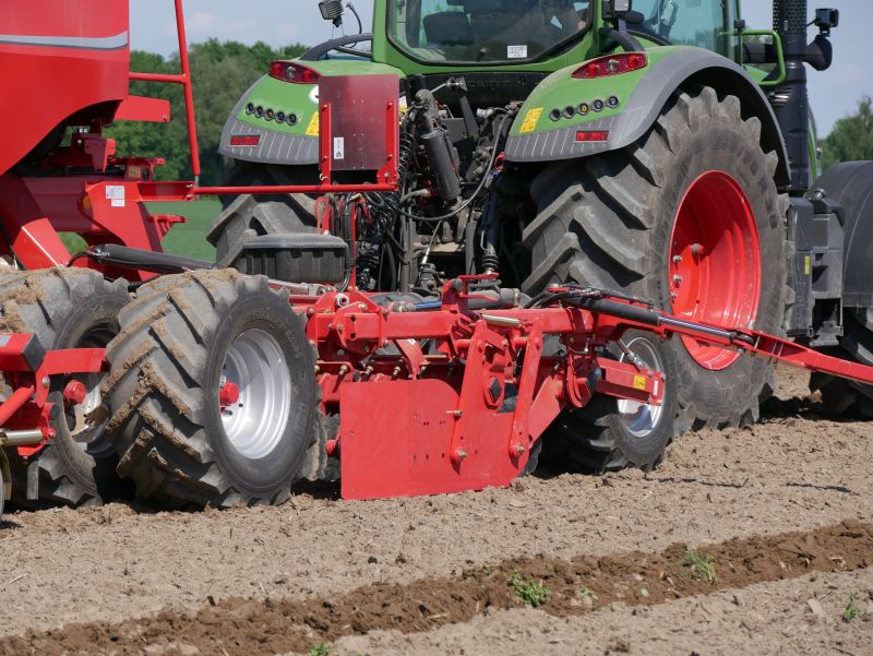 Kverneland u-drill, universal seed drill combination - seedbed preparation and levelling