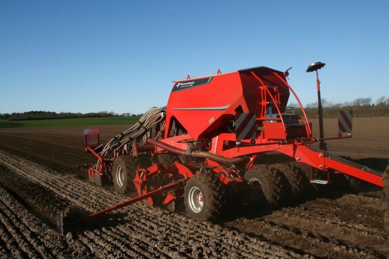 Kverneland u-drill, universal seed drill combination - seedbed preparation and levelling