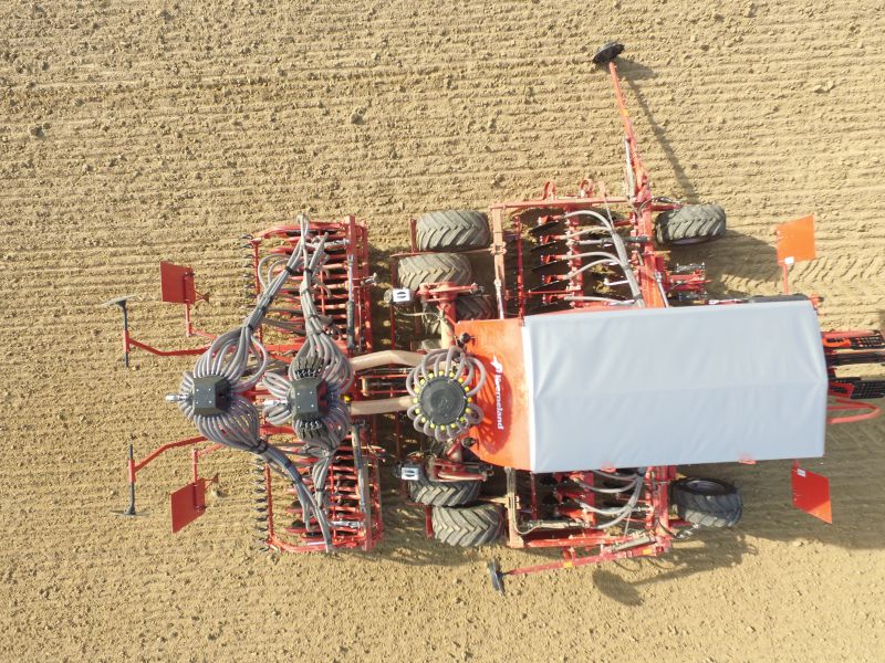 Kverneland u-drill plus, ombined grain and fertiliser version, operating at high speed