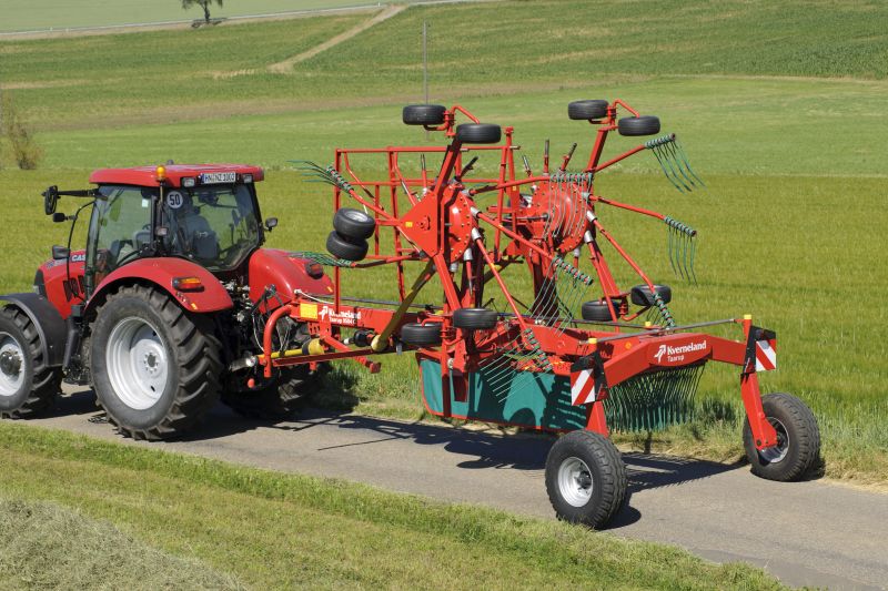 Double Rotor Rakes - Kverneland 9580 C - 9584 C - 9590 C Hydro, folded during transport and compact storage