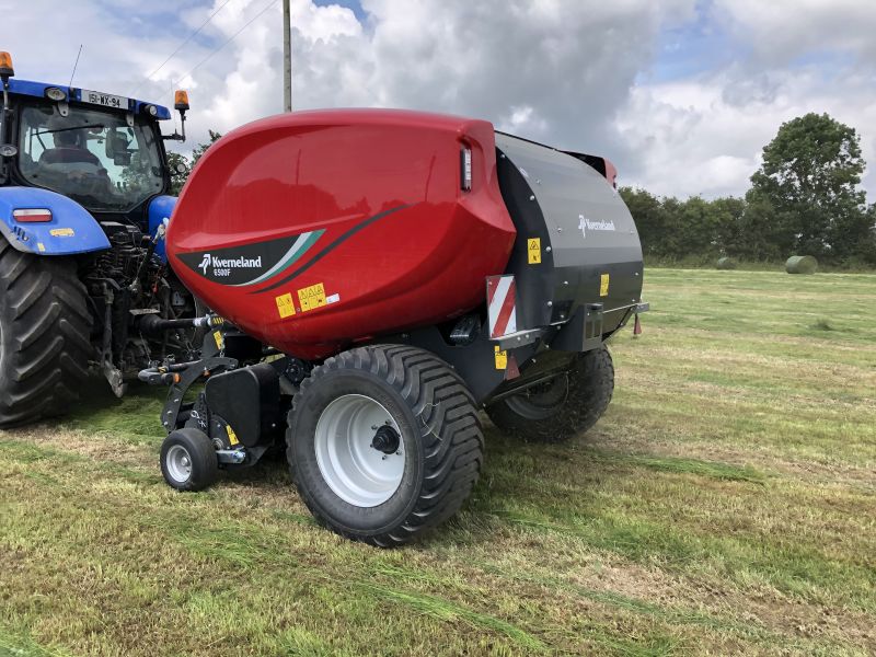 Fixed Chamber Round Balers - Kverneland 6500 F, operating on field with low power requirements