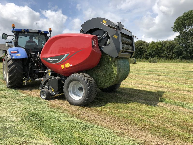 Fixed Chamber Round Balers - Kverneland 6500 F, operating on field with low power requirements