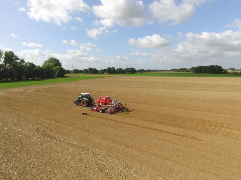 Kverneland u-drill, universal seed drill combination - seedbed preparation and levelling