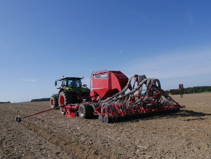 Kverneland u-drill, universal seed drill combination - seedbed preparation and levelling