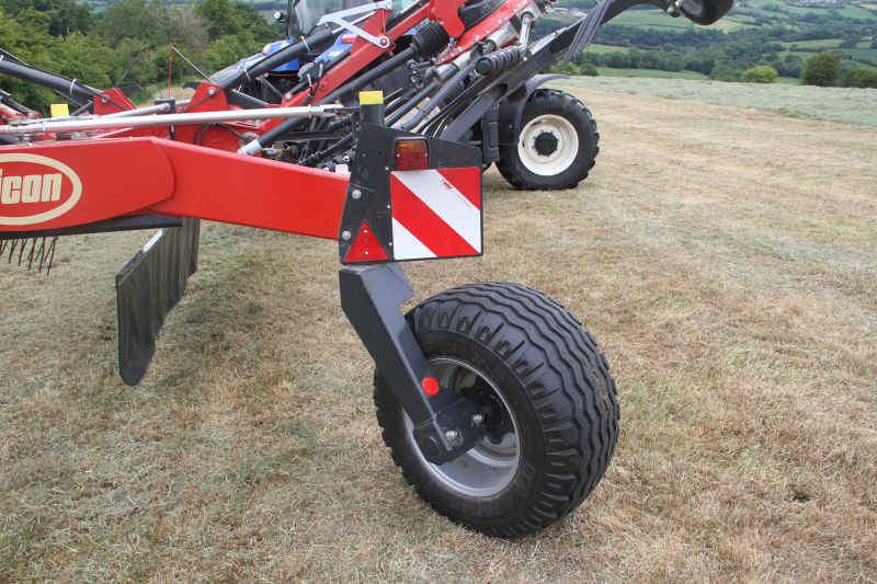 Double Rotor Rakes - VICON ANDEX 804-844-904 HYDRO-904 PRO, high performance also under though conditions cause by a strong carrier frame