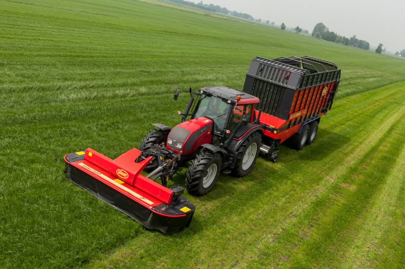 Plain Mowers - Vicon EXTRA 332XF, designed for narrow swathing and wide spreading, first front disc mower with with an actively driven swath former