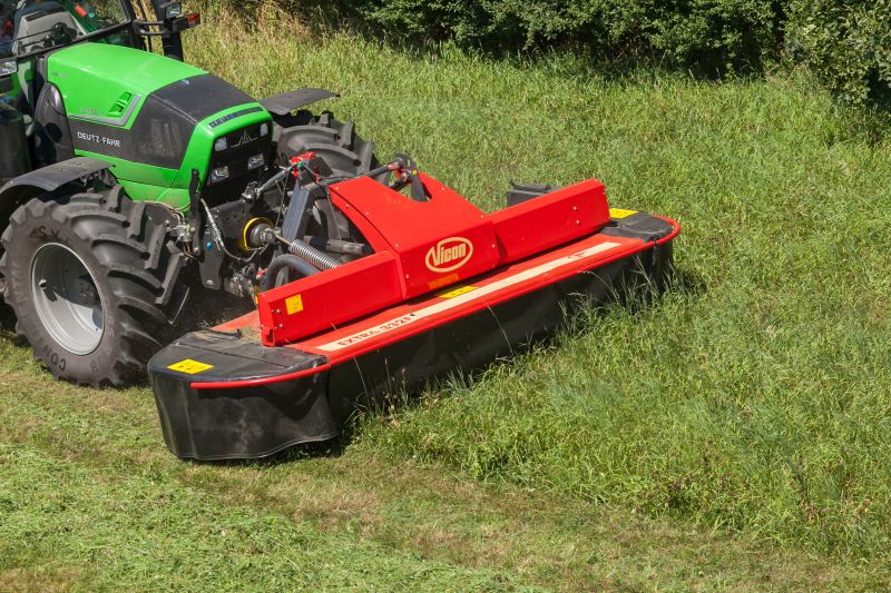 Plain Mowers - Vicon EXTRA 332XF, designed for narrow swathing and wide spreading, first front disc mower with with an actively driven swath former