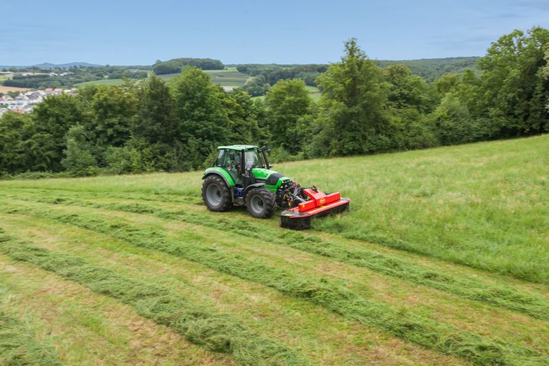 Plain Mowers - Vicon EXTRA 332XF, designed for narrow swathing and wide spreading, first front disc mower with with an actively driven swath former