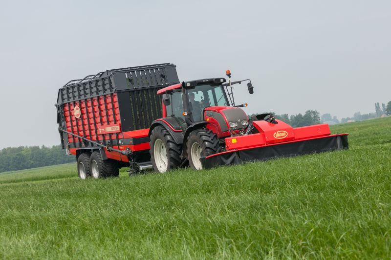 Plain Mowers - Vicon EXTRA 332XF, designed for narrow swathing and wide spreading, first front disc mower with with an actively driven swath former