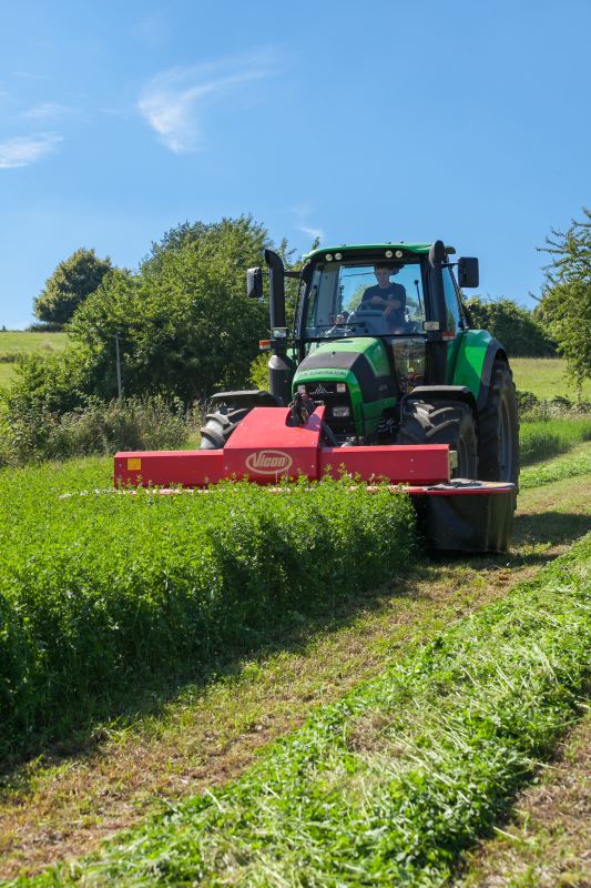 Plain Mowers - Vicon EXTRA 332XF, designed for narrow swathing and wide spreading, first front disc mower with with an actively driven swath former