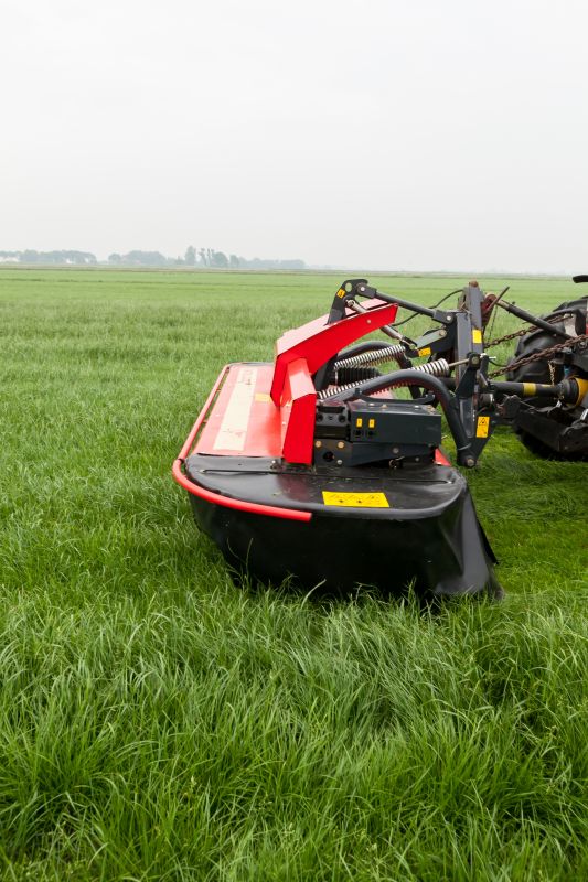 Plain Mowers - Vicon EXTRA 332XF, designed for narrow swathing and wide spreading, first front disc mower with with an actively driven swath former