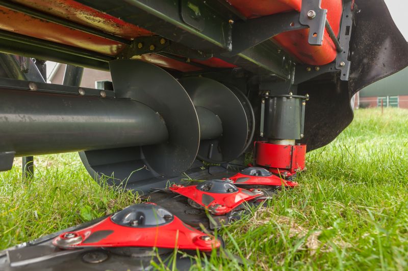 Plain Mowers - Vicon EXTRA 332XF, designed for narrow swathing and wide spreading, first front disc mower with with an actively driven swath former