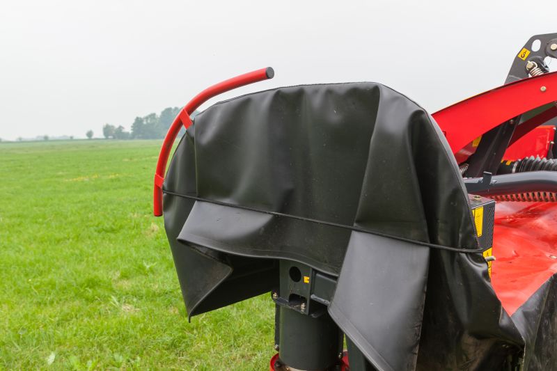 Plain Mowers - Vicon EXTRA 332XF, designed for narrow swathing and wide spreading, first front disc mower with with an actively driven swath former