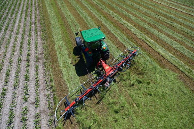 mounted tedders - VICON FANEX 554-684-764-904-1124, Central adjustment for border spreading keeping the crop inside the field.