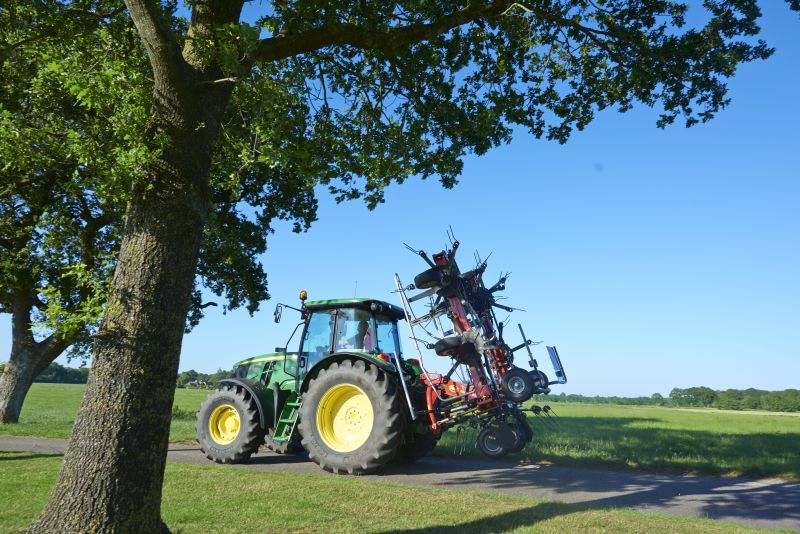 mounted tedders - VICON FANEX 554-684-764-904-1124, Central adjustment for border spreading keeping the crop inside the field.