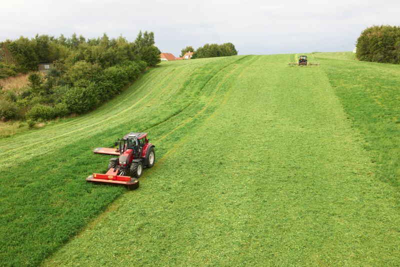 Plain Mowers - VICON EXTRA 324F ALPIN - FRONT MOUNTED ALPINE DISC MOWER, made for mountain regions and hilly conditions with its stable gravity point and excellent visibility