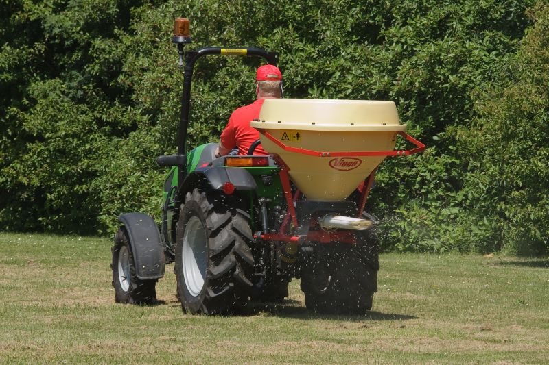 pendulum spreaders - vicon superflow ps225 multi-functional spreader, compact and optimal for small fields and areas