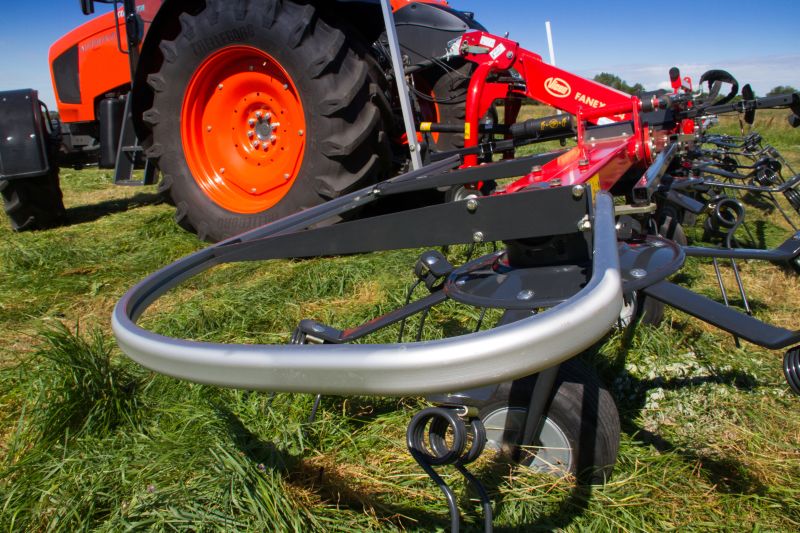 mounted tedders - VICON FANEX 554-684-764-904-1124, Central adjustment for border spreading keeping the crop inside the field.