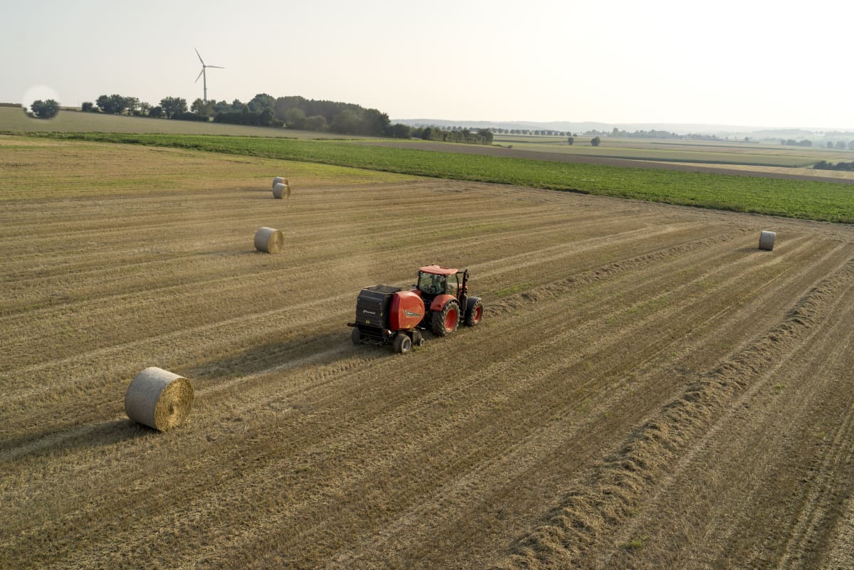 Variable Chamber round balers - Kverneland 6616 Plus - 6618 Plus, variable chamber and market leading bale density