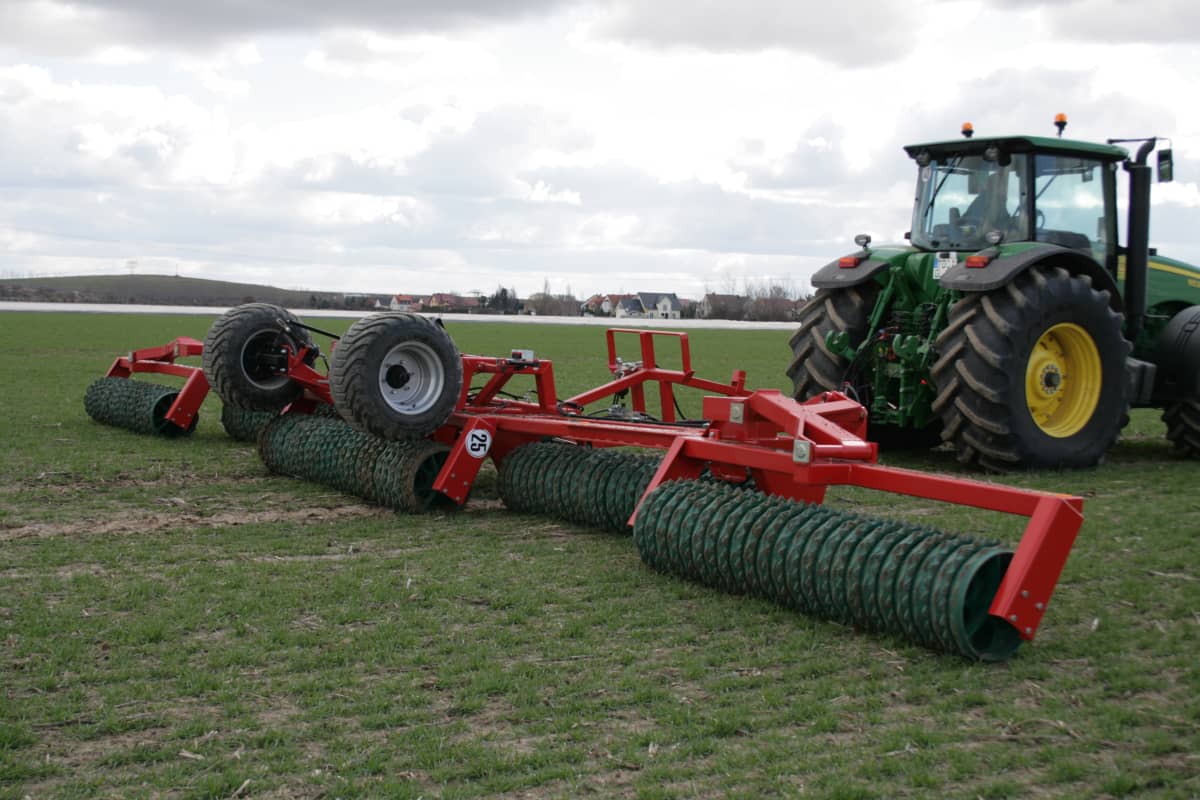 Wide rings and a strong frame contains the heavy roll