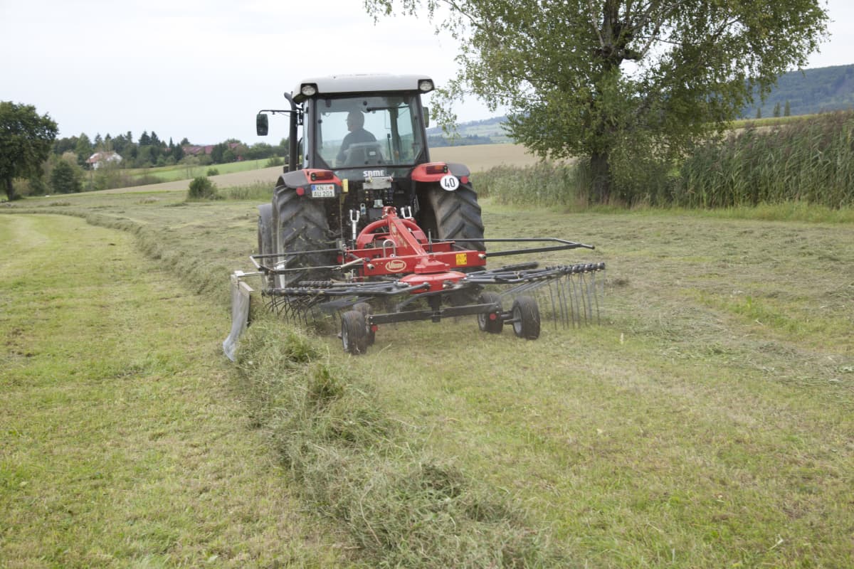 Single Rotor Rakes - VICON ANDEX 323-353-394-424T-434-474T, designed for low power tractors, but still provides great working width