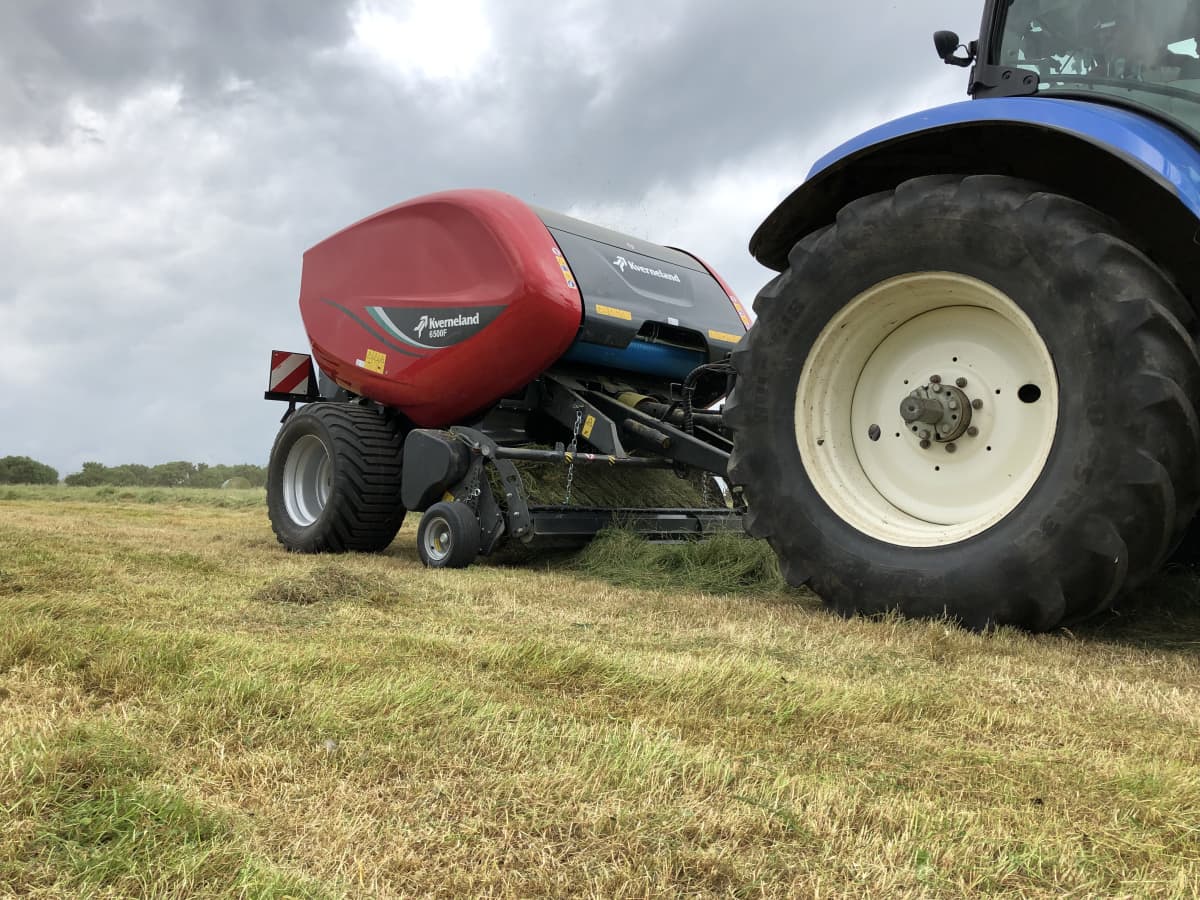 Fixed Chamber Round Balers - Kverneland 6500 F, operating on field with low power requirements