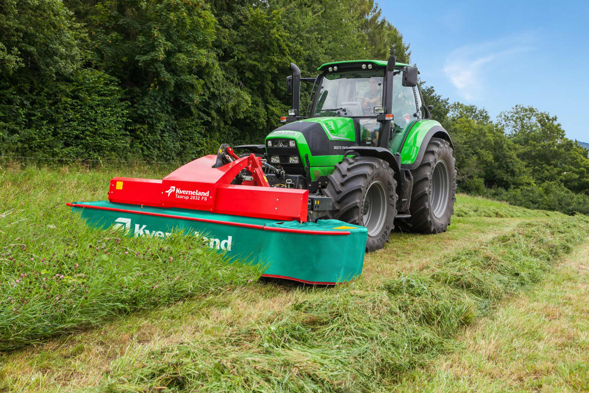 Kverneland 2800 FS,  first front disc mower with an actively driven swath former