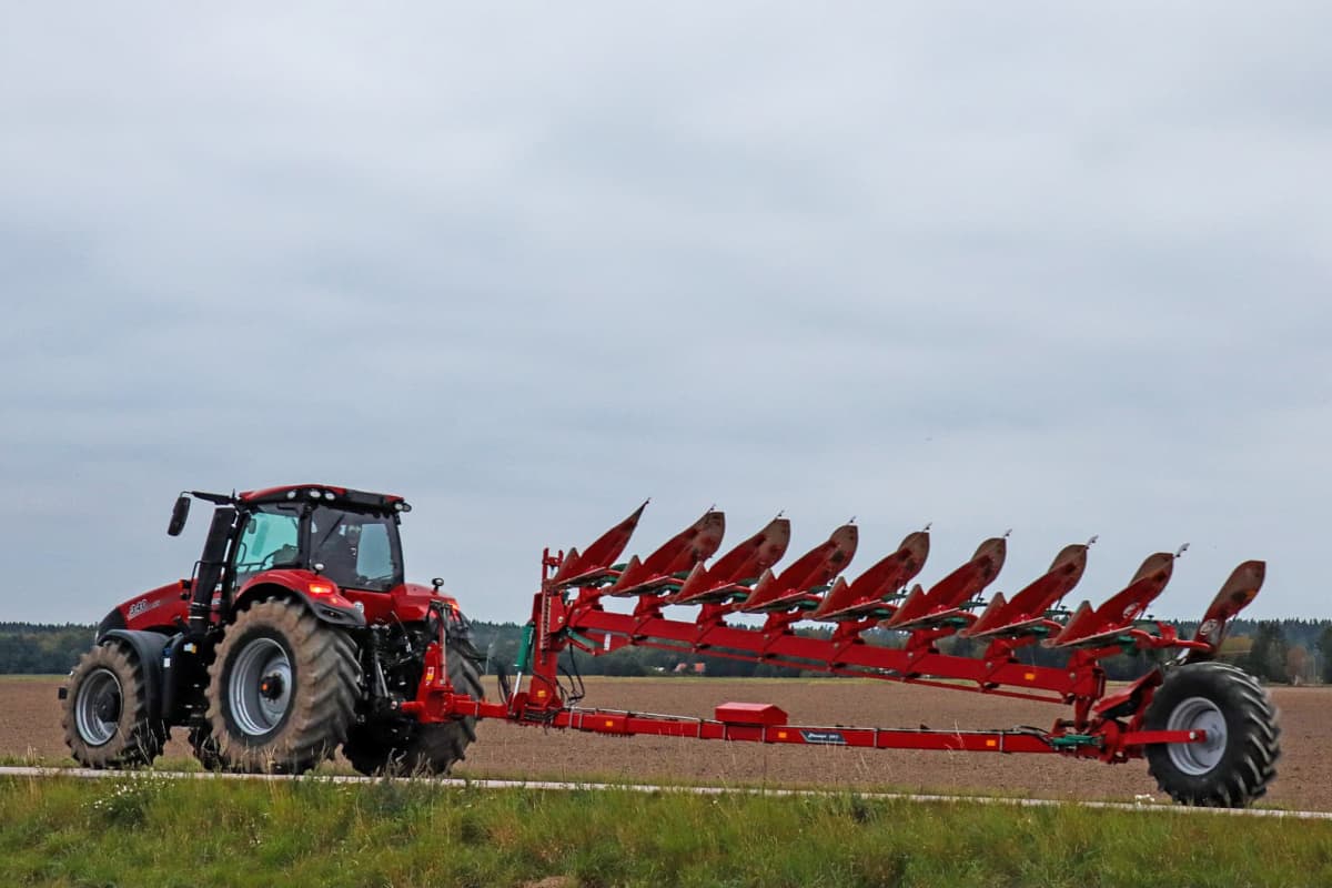 Kverneland 6300 S, compact while transported by tractor