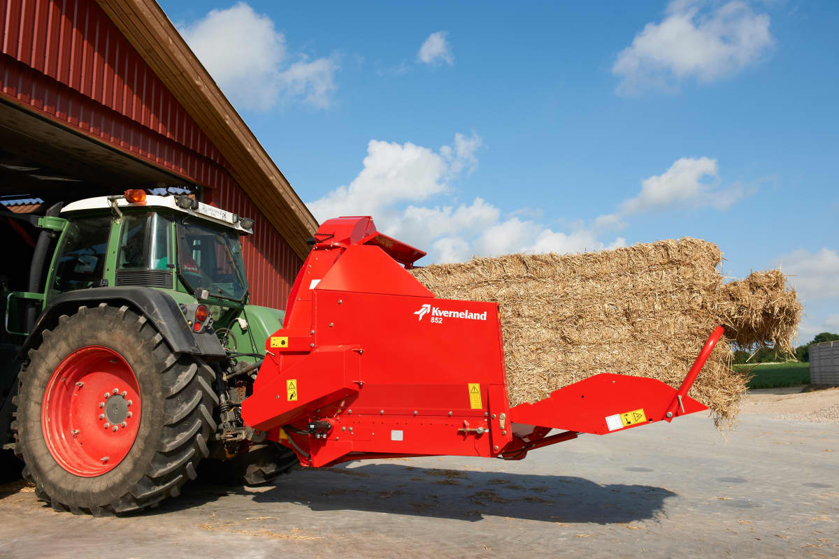 Bale Choppers - Feeders, Kverneland 852, made for working with straw, carry two bales in one go, easy loading of bales