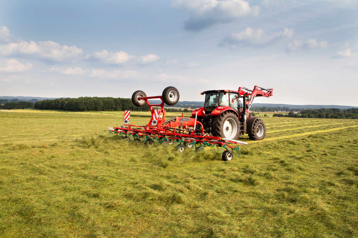 Faneuses traînées - Kverneland 8590 C, pour des tracteurs plus petits, un transport intelligent et des performances fiables sur le terrain