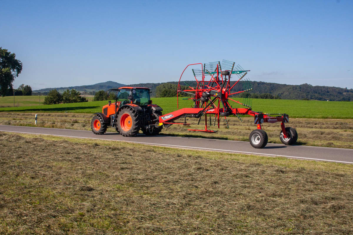 Double rotor rakes - Kverneland 9670, operating comfort, flexible and compact during transport and storage