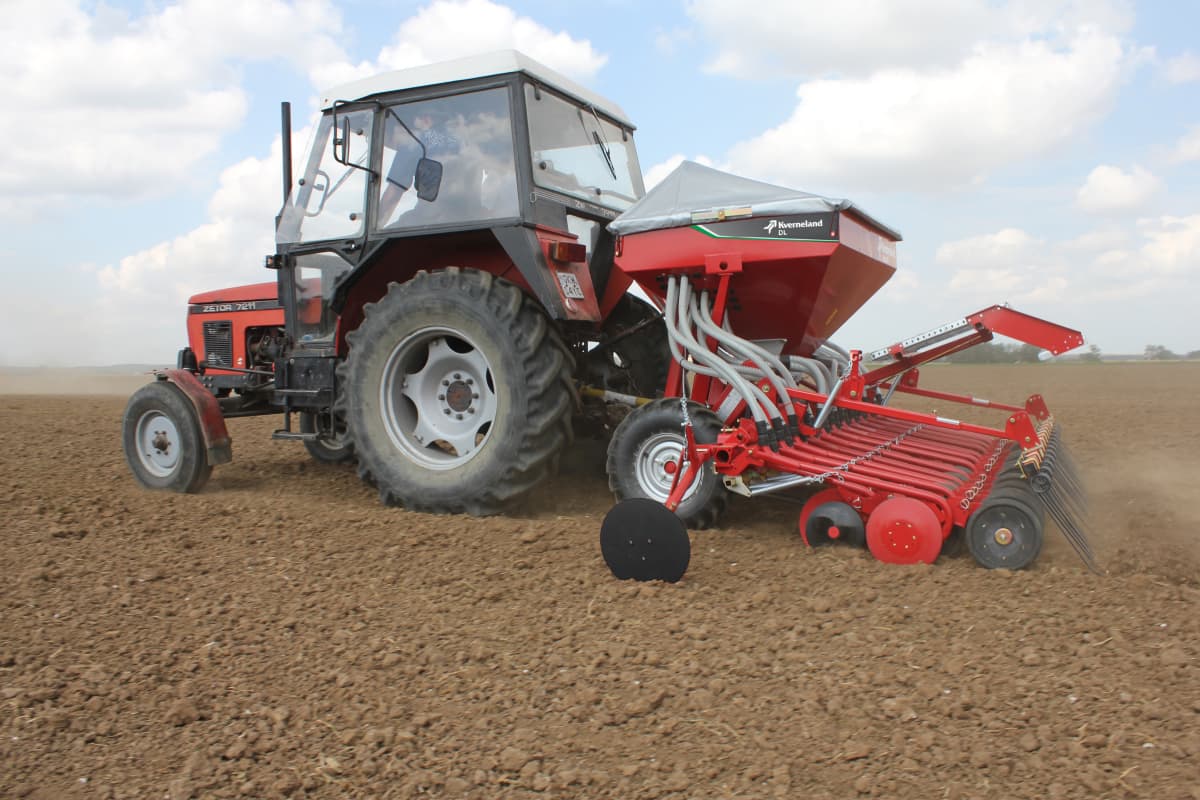 Kverneland DL, compact seed drill for small and medium sized farms