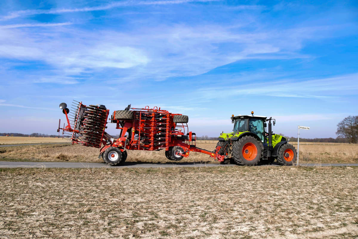 Kverneland u-drill, universal seed drill combination - seedbed preparation and levelling