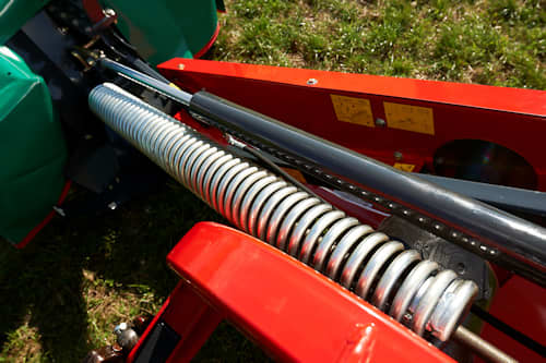 Plain Mowers - KVERNELAND 2624 M - 2628 M - 2632 M Flexible Suspension working angles of up to 35°