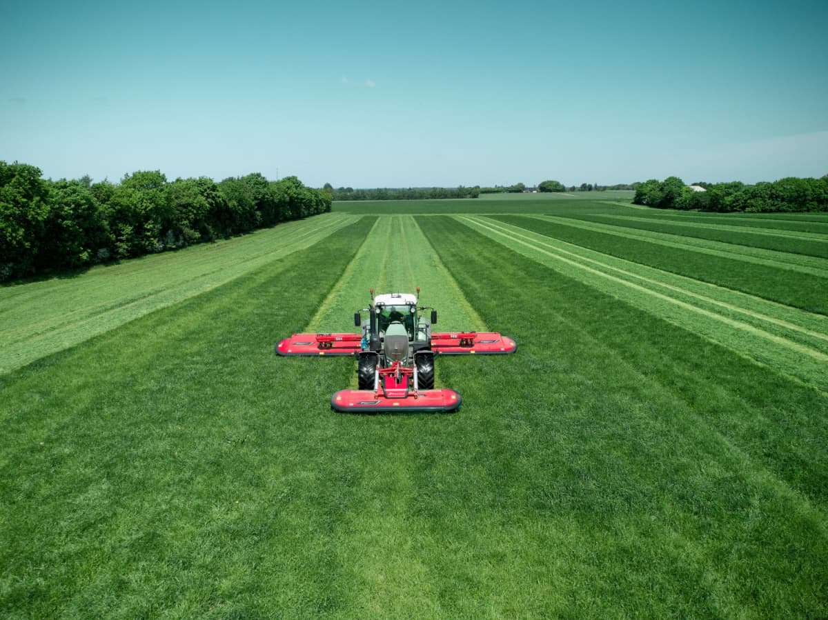 Mower Conditioners - Kverneland 3300 FT FR operating effectively on field