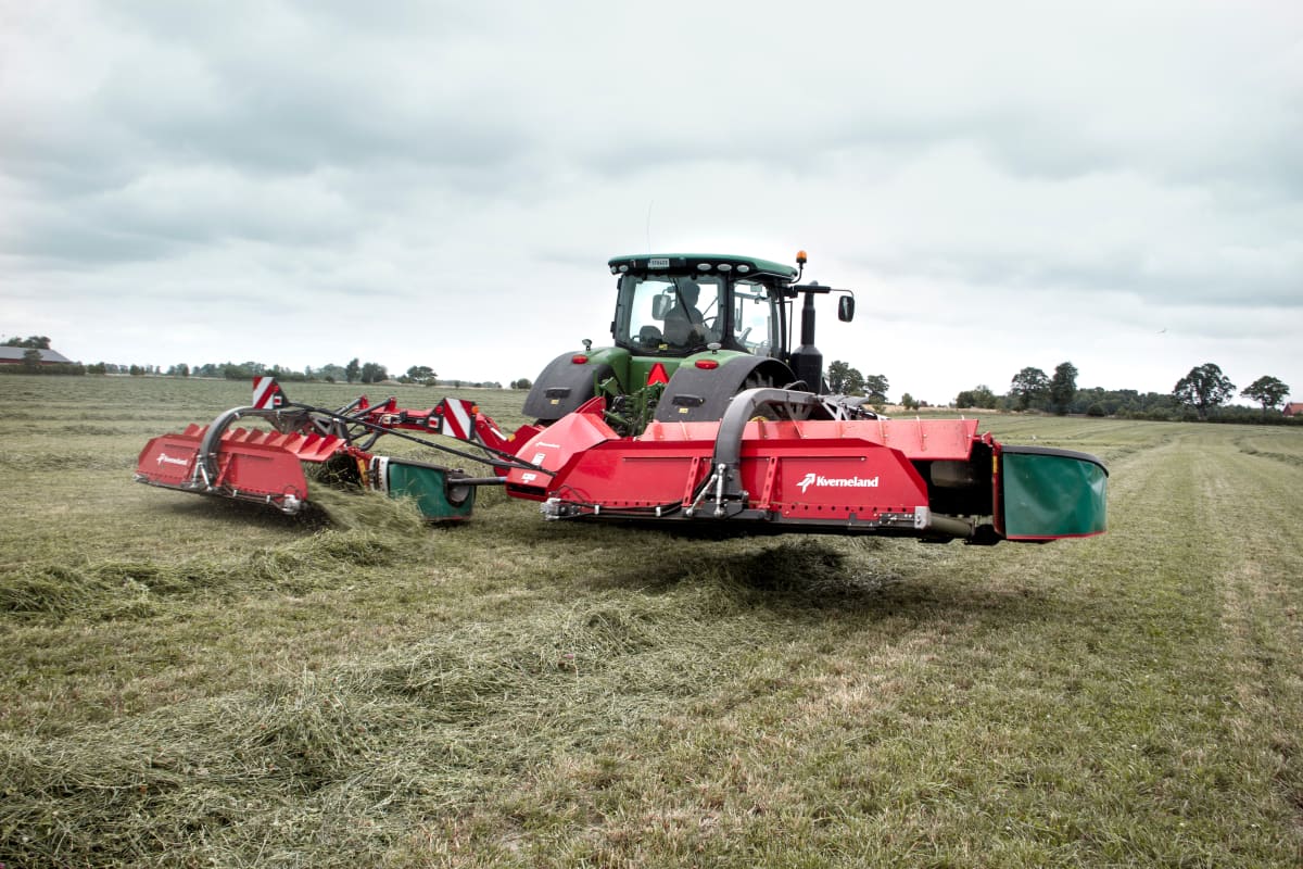 Mower Conditioners - Kverneland 53100 BX, operating with Vario Suspension arm on field