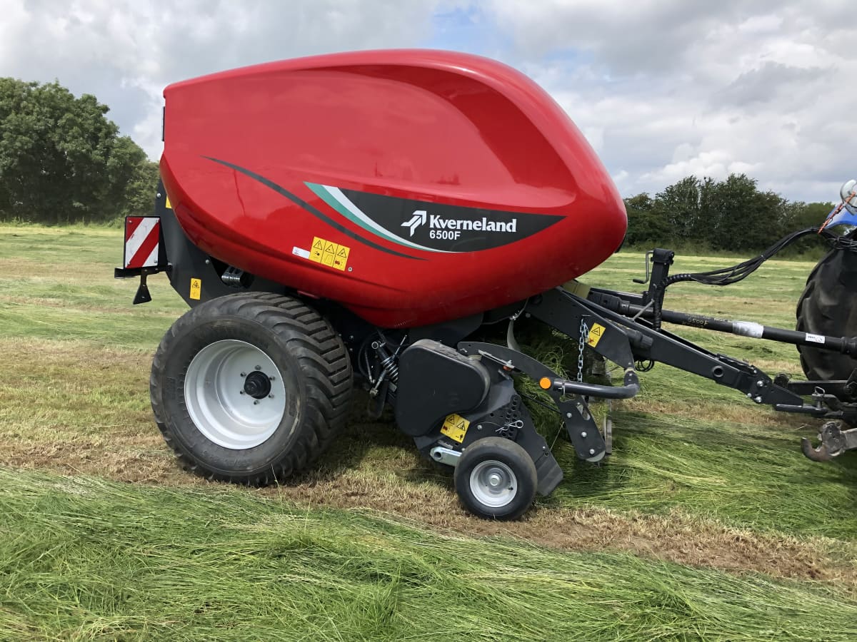 Fixed Chamber Round Balers - Kverneland 6500 F, operating on field with low power requirements